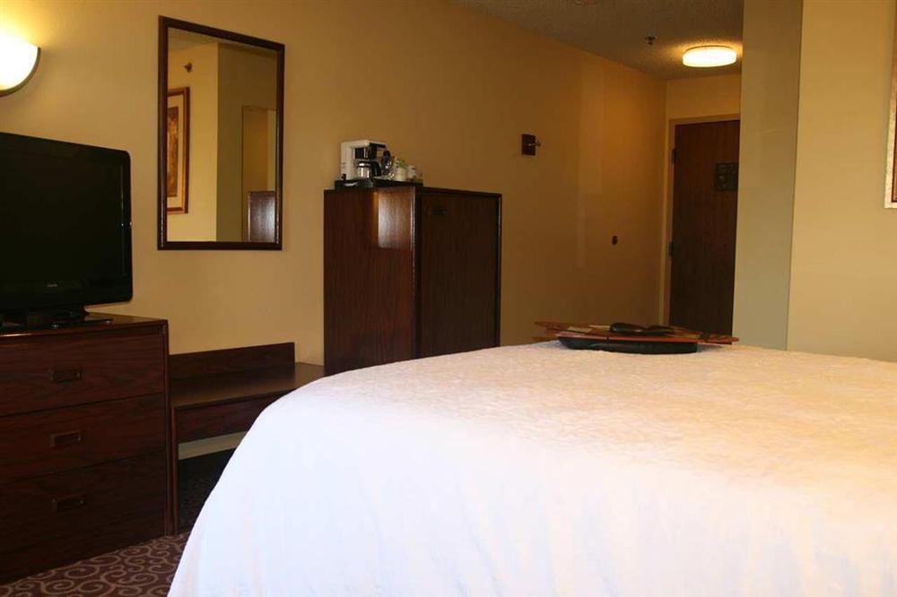 Hampton Inn Portland East Fairview Номер фото